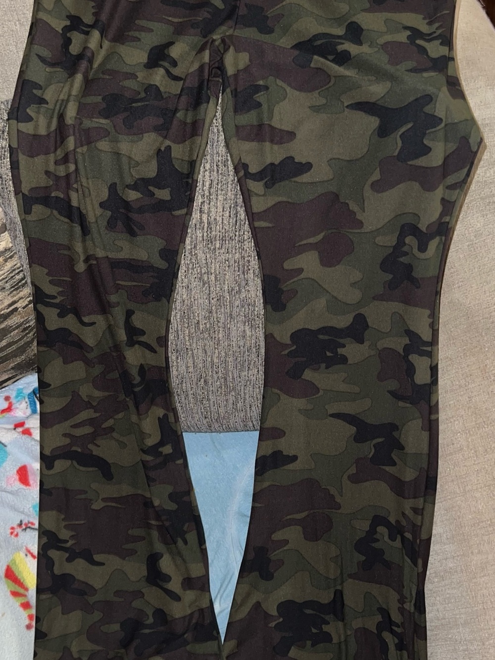No Boundaries Women's Wide Leg Camo Pants - Green & Black